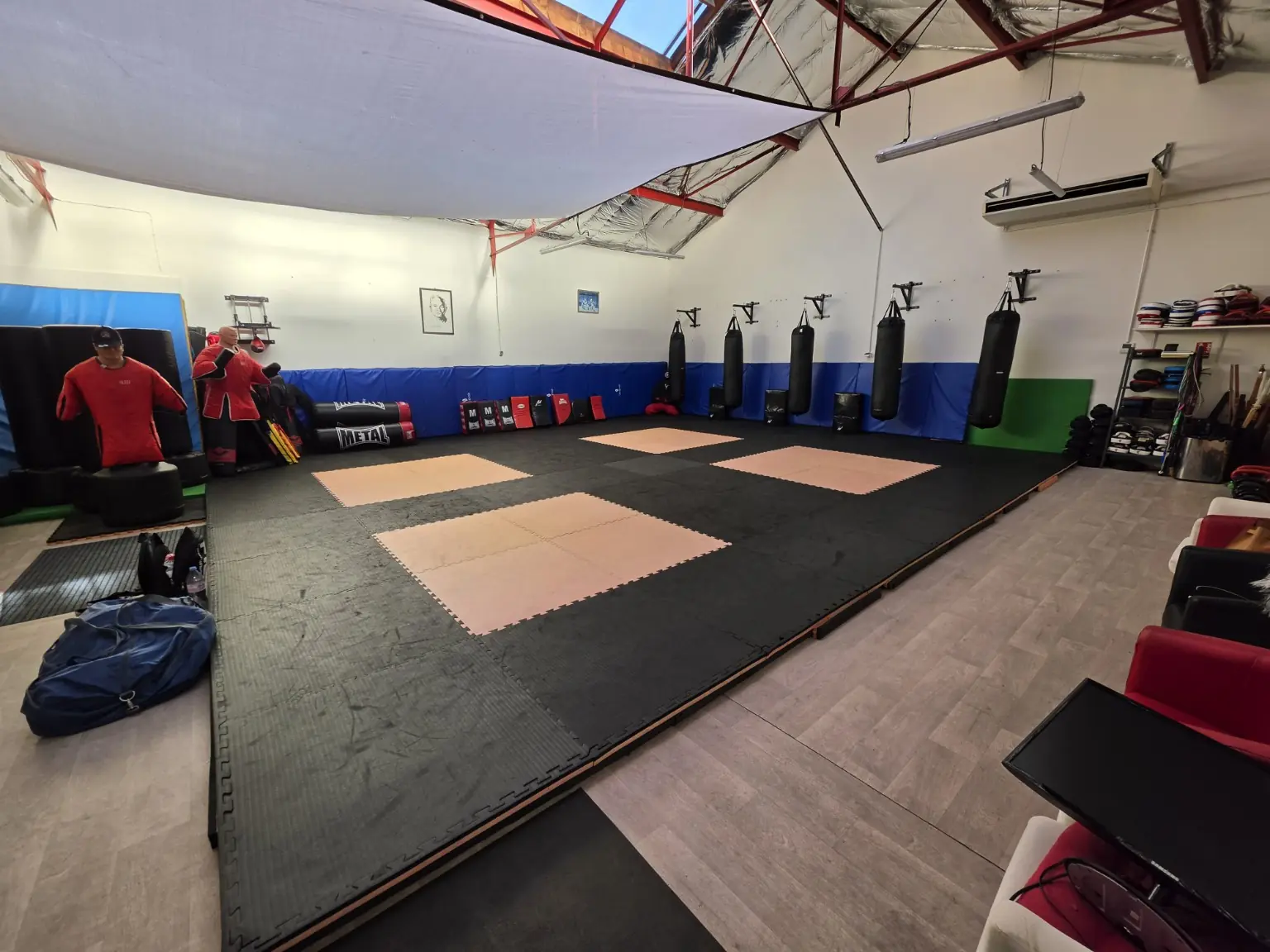 Vue d’ensemble de la salle d’entraînement du Dojo 114