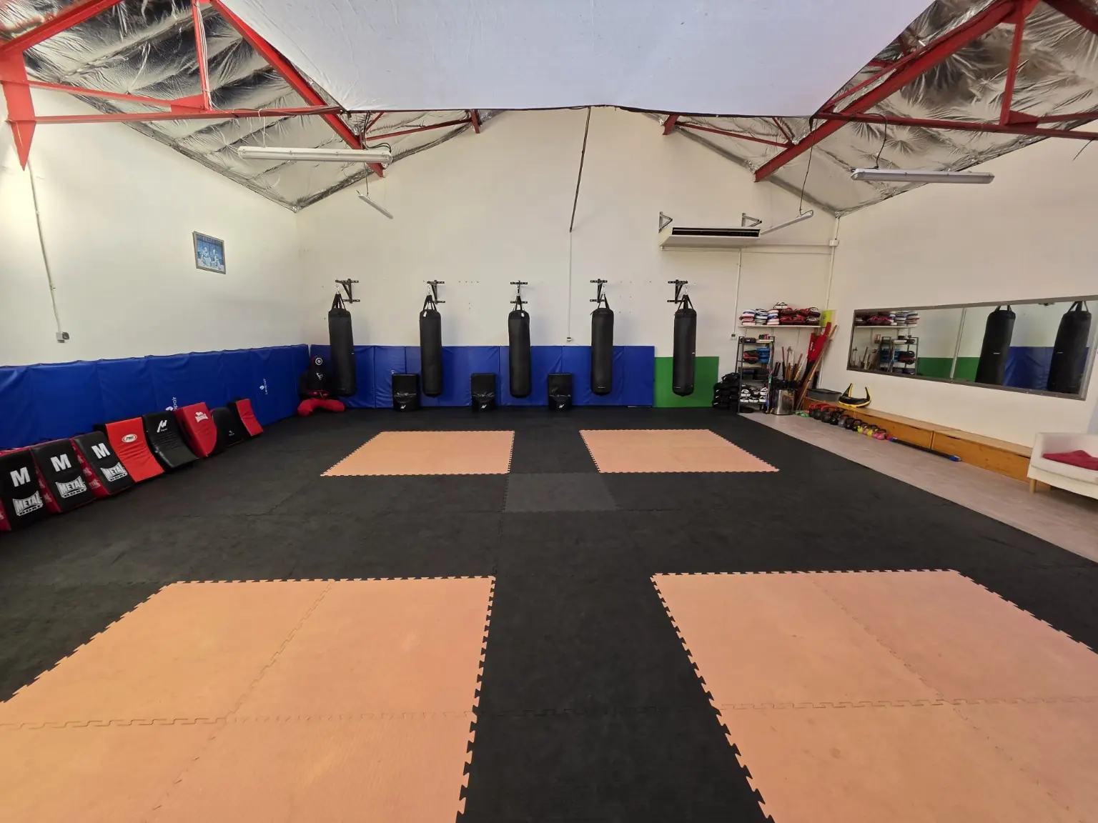 Tatamis, sacs de frappe et équipements du Dojo 114